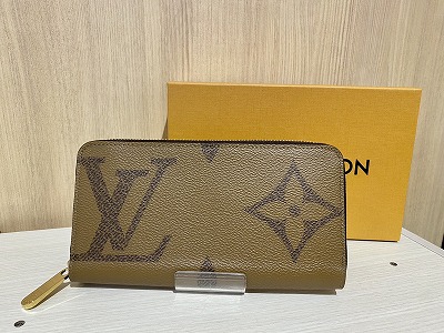 LV モノグラムジャイアントリバース　ジッピーウォレット